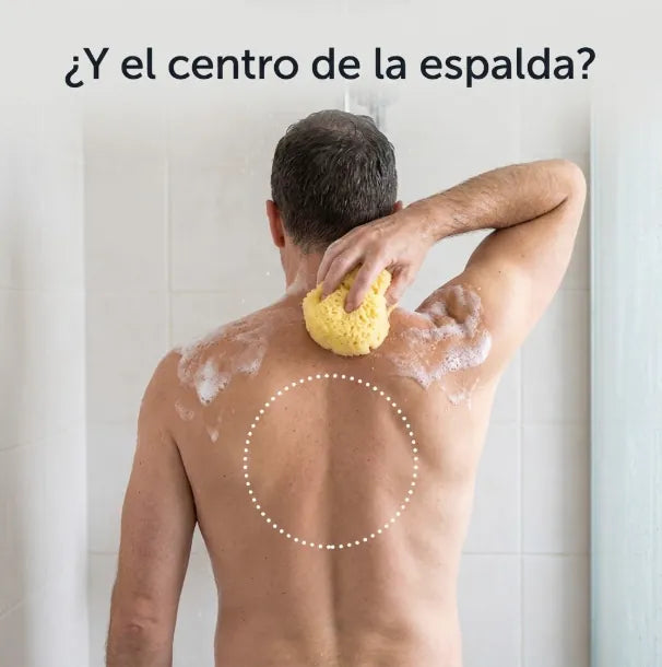 Hombre en la ducha que no alcanza el centro de la espalda con una esponja