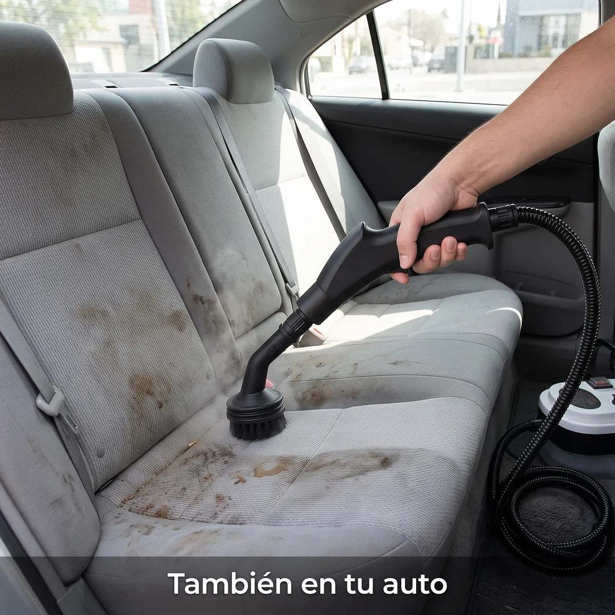 Limpiando el asiento del auto con vapor